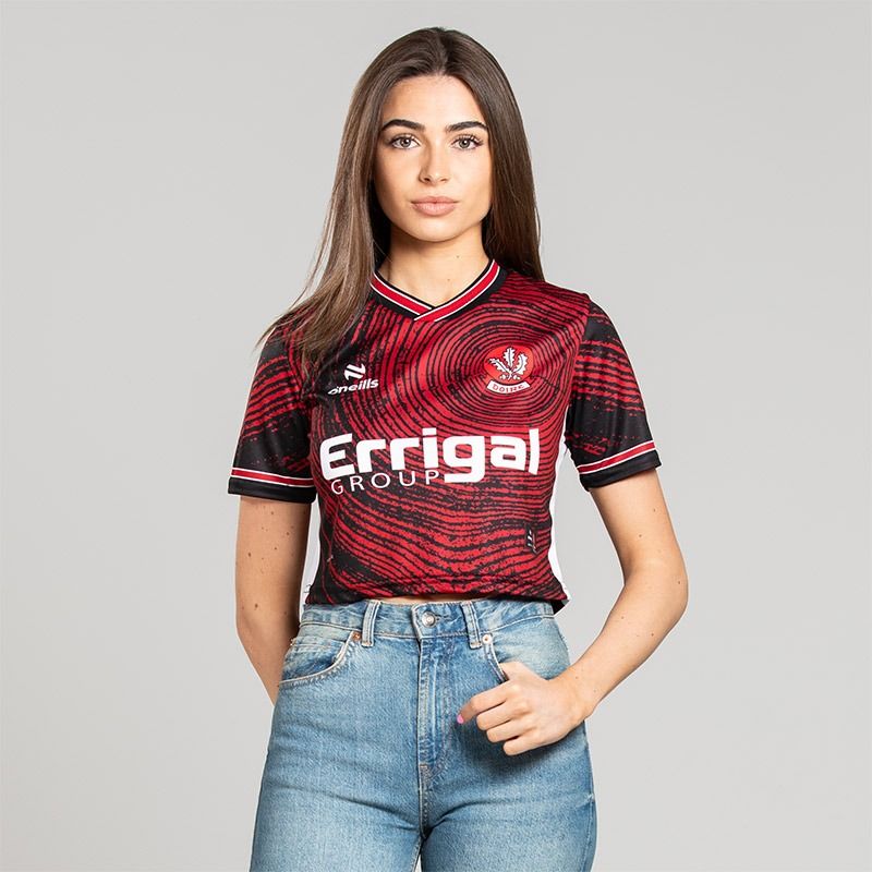 O’Neills Derry Women’s Fit Training Top 2026 in a Cropped Modern Fit