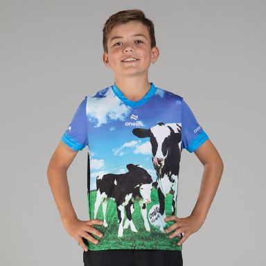 Kids’ Pasture Bedtime O’Neills ploughing jersey with image of black and white Friesian Cows and O’Neills ball.