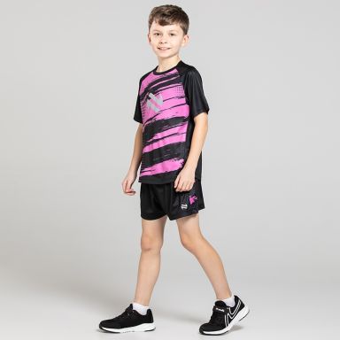 Boys Blast T-Shirt & Shorts set in Black / Pink. Bold graphic designs with reflective logos from O’Neills.