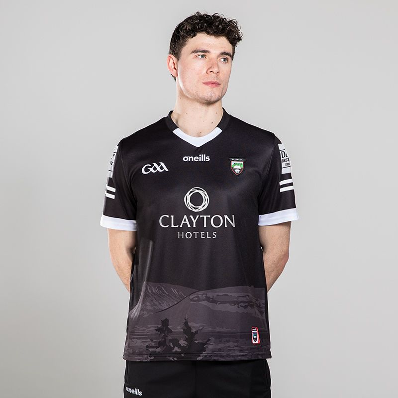 Black Men's Sligo Hurling Home Jersey, with the Benbulben Mountain on the front and “Land of Hearts Desire” on the lower back by O'Neills.