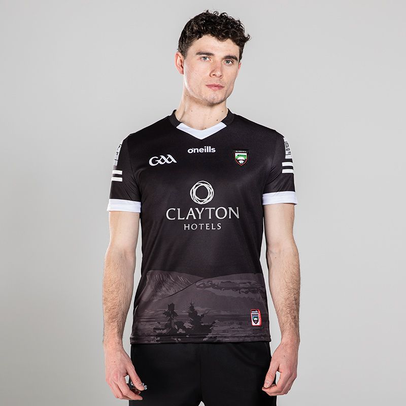 Black Men's Sligo Hurling Home Jersey Player Fit, with the Benbulben Mountain on the front and “Land of Hearts Desire” on the lower back by O'Neills.
