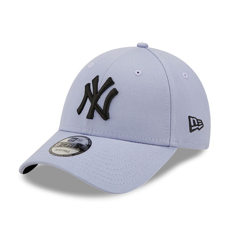 Blue New Era New York Yankees League Essential 9FORTY Cap, with curved visor from O'Neills.