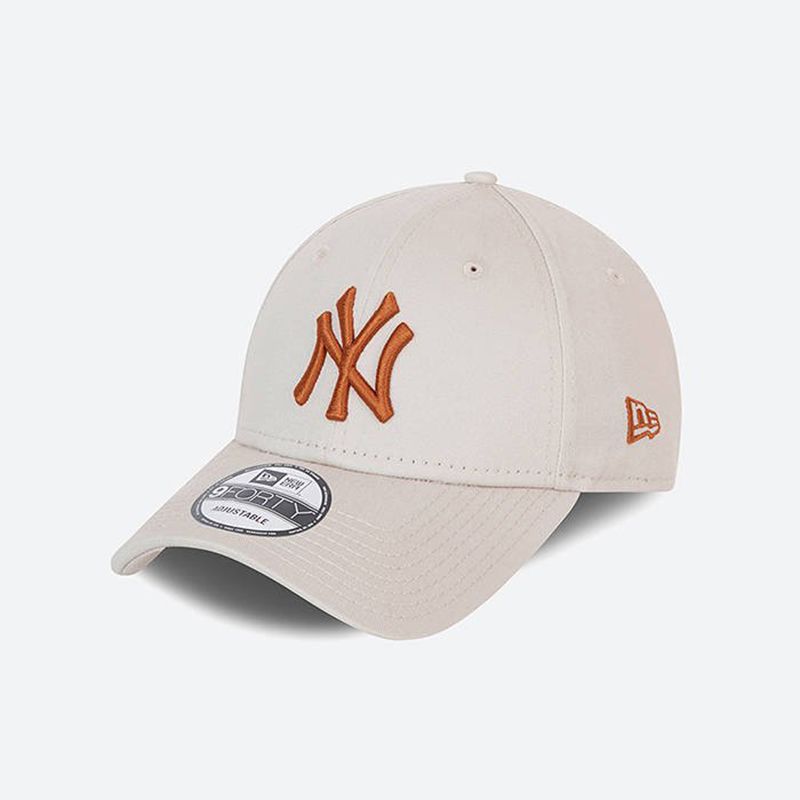 Beige New Era New York Yankees League Essential 9FORTY Cap, with curved visor from O'Neills.